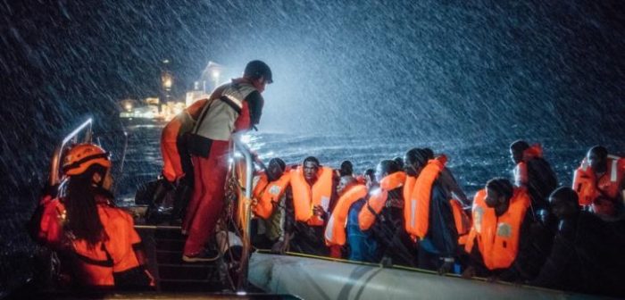 Los traficantes empezaron a enviar a los botes de noche para evitar ser detectados y capturados. Por eso, los rescates nocturnos se hicieron más frecuentes y muchas veces los equipos de MSF debieron asistir un bote tras otro hasta el amanecer. © K. McElvaney