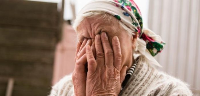 Gregorivna tiene 82 años y vive sola en Pavlopil. Desde 2014, su casa fue alcanzada dos veces por los bombardeos. ©Maurice Ressel