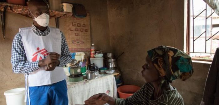Celumusa Hlatswako, consejero móvil de MSF, visita a Winile de 39 años, paciente con Tuberculosis resistente a medicamentos y VIH-positivo. Usan lenguaje de señas para comunicarse porque Winile quedó sorda debido a los efectos secundarios del tratamiento. Aeropuerto de Matsapha, Región de Manzini, Suazilandia. Alexis Huguet/MSF