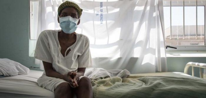 Ncamsile, de 42 años, paciente de tuberculosis multirresistente a los medicamentos. Moneni, Suazilandia. ©Alexis Huguet/MSF