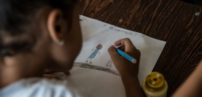 Una niña dibuja "miedo" durante una sesión psicosocial de Médicos Sin Fronteras.