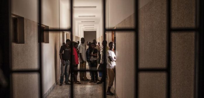 Hall de un centro de detención en el pueblo de Karareem, a unos 50 kilómetros de Misrata, Libia © Manu Brabo/AP© Manu Brabo/AP