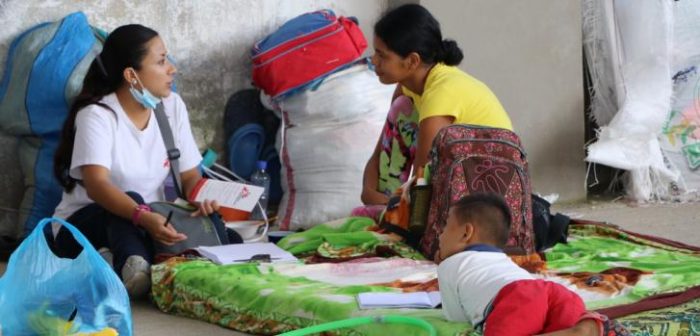 En el albergue las Américas, personal de Médicos Sin Fronteras brinda su apoyo y asistencia a las víctimas de la avalancha. © Angel Cabello/MSF