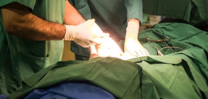 Cirujanos operan a un paciente en Al Qayyarah.Javier Rius Trigueros/MSF