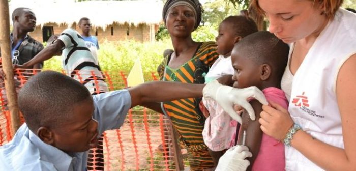 Vacunación infantil en Samba y zonas aledañas, en la región de Maniema, RDC, el 14 de abril de 2017. ©Candida Lobes/MSF