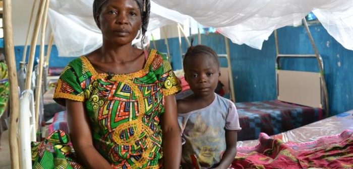 Koko Otato con su hija, Kioto, en el hospital de Kibombo. ©Candida Lobes/MSF