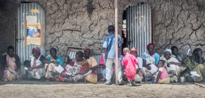 Pacientes haciendo fila para ser atendidos en la clínica de MSF en Aburoc. Mayo de 2017. ©Anthony Jovannic/MSF