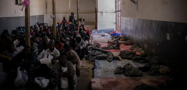 Hombres detenidos en el centro de detención en Abu Salim, Trípoli, Libia. Marzo 2017.Guillaume Binet/Myop