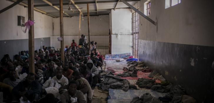 Hombres detenidos en el Centro de Detención de Abu Salim, Trípoli, Libia.  ©Guillaume Binet/Myop