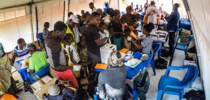 Niños provenientes de 2 campos fueron vacunamos contra la polio, sarampión, rotavirus y fiebre amarilla y otras 5 enfermedades prevenibles. Además de brindar servicios médicos en los campos y en el hospital pediátrico de Chitato, hemos ayudado a combatir la malaria distribuyendo 5,600 mosquiteros. ©MSF