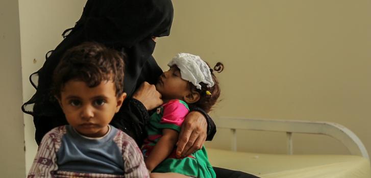 Una madre y sus dos hijos en el departamento pediátrico del hospital de Abs, Yemen. ©MSF