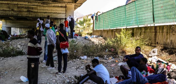 Personas provenientes de Sudán, Somalia y Etiopía están viviendo en condiciones muy duras debajo del puente en Ventimiglia, mientras esperan para cruzar la frontera hacia Francia. © Mohammad Ghannam/MSF