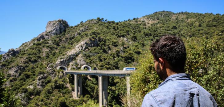 Ismael tiene 22 años y es de Pakistán. Le llevó más de 1 año y medio llegar a Italia después de pasar 11 meses escondido en Serbia. Ahora está atrapado en la zona montañosa cerca de la frontera francesa. ©Mohammad Ghannam/MSF