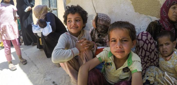Niños esperan para vacunarse en Hazima, al norte de Raqqa, Siria. ©MSF