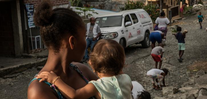 Una adolescente cuida a su pequeña vecina durante un taller de sensibilización sobre violencia sexual realizado por MSF en el distrito de Brisas del Mar, Buenaventura. Agosto 2017.
Marta Soszynska/MSF