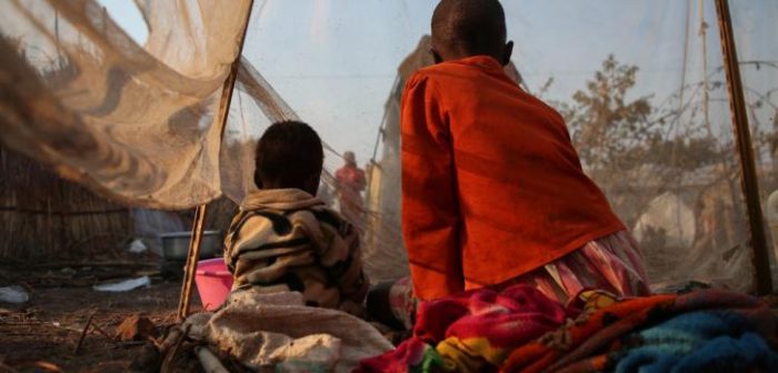 La reciente violencia en Tanganyika ha desplazados a miles de personas que ahora viven en los alrededores de Kalemie. Entre los desplazados hay muchos niños que han sido separados de sus familias cuando huyeron. © Sara Creta/MSF