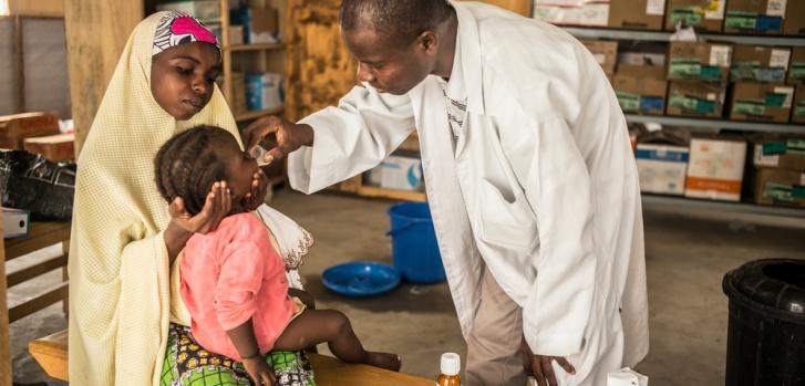 Nuestros equipos proporcionan atención médica a las personas internamente desplazadas que viven en el campo de Ngala, Nigeria.