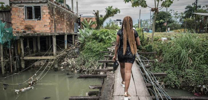 Gisela Díaz vive en un barrio de Buenaventura y es víctima de desplazamiento forzado y violencia sexual.Marta Soszynska/MSF