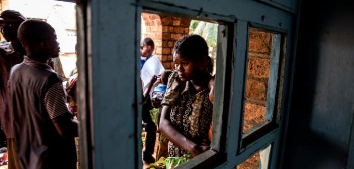 Una joven madre y su hijo esperan una consulta por desnutrición en el centro de salud Mayi Munene, Región de Kasai, República Democrática del Congo. Mucha gente en Mayi Munene todavía teme que el conflicto regrese a su aldea. © Marta Soszynska / MSF