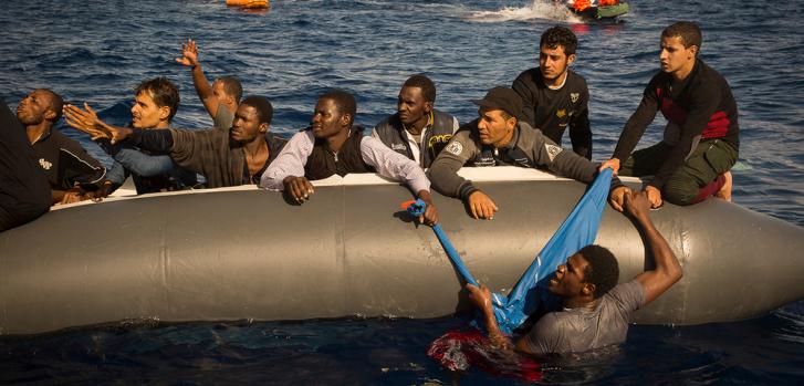 Uno de los tres botes de goma sobrecargado que fueron rescatados en la jornada del 1 de noviembre de 2017 por Médicos Sin Fronteras y SOS Mediterrane en el Mar Mediterráneo