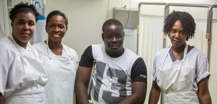 Gracia Gaspard, de 31 años, es técnico en electro mecánica. En esta foto está con las enfermeras en la guardia de Nap Kenbe, en el centro en Tabarre, Puerto Príncipe. Noviembre 2017.
Jeanty Junior Augustin