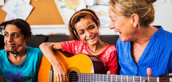 Manal es paciente en nuestro hospital de cirugía reconstructiva en Amman, Jordania. Los lunes, cuando Isabel, la profesora de música, viene a tocar música con los pacientes más jóvenes, a Manal le encanta tocar la guitarra. ©Alessio Mamo