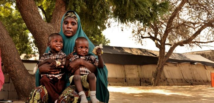 Raha Mohammed y su familia huyeron hace dos años de Bama debido a los combates. En esta foto está sentada junto a sus dos gemelos de 2 años, Hassan y Hussein, mientras nos cuenta su historia. Los pequeños ingresaron con malaria y conjuntivitis. “Llevamos dos días [en la clínica de MSF en Gwange], pero ya están mejorando. Nos cuidan bien aquí…y es gratis”, relata.