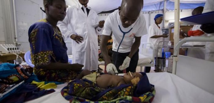 Canda tiene solo cuatro meses y sufre neumonía severa y malaria. Su madre decidió traerla a una de las clínicas que apoyamos en Bili, en el norte de República Democrática del Congo (RDC). La pequeña necesitaba oxígeno y estabilización: ahora se encuentra mucho mejor. © Vincenzo Livieri