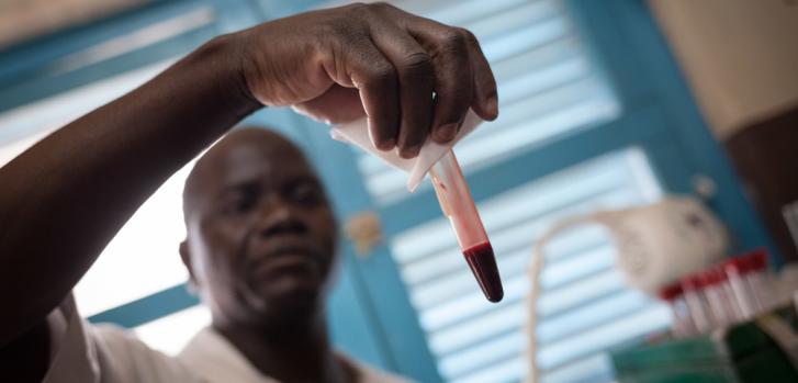 Un enfermero realiza un test de coagulación a una muestra de sangre, tras la mordedura de una serpiente en el hospital que apoyamos en Paoua, República CentroafricanaAlexis Huguet