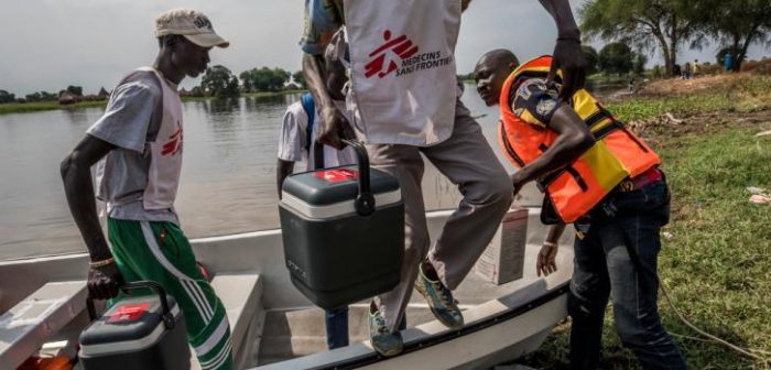 Una clínica móvil llega a Kier, a una hora y media en bote de Akobo.Frederic NOY