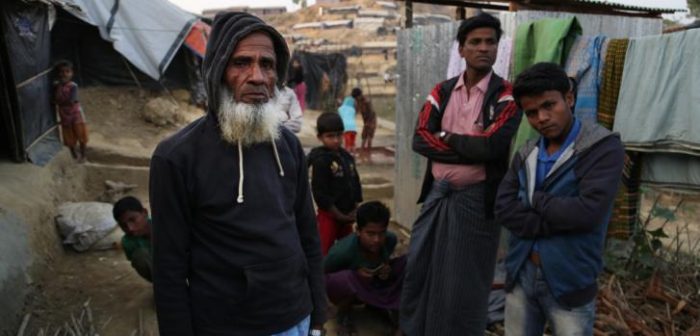 Alí Ahmed es un refugiado rohingya de 80 años que vive en el asentamiento improvisado de Jamtoli. Es originario de una ciudad con aproximadamente 5,000 casas en el distrito de Buthidaung, Rakhine. © Anna Surinyach