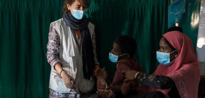 Carla Pla, enfermera española, es responsable del equipo médico en Moynarghona. El hospital se estaba construyendo en diciembre de 2017 cuando comenzó el brote de difteria entre los refugiados rohingyas. Por eso se lo convirtió en un centro de tratamiento de la enfermedad de tiempo completo. ©Anna Surinyach