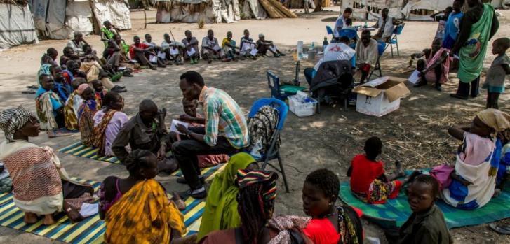 Un equipo de MSF se establece en una plaza en el pueblo de Diehl para la visita semanal de la clínica móvil en las orillas del Nilo Blanco. Todos los lunes el equipo viene a Diehl después de un viaje en bote rápido de dos horas desde Old Fangak, una ciudad más al sur.Frederic NOY/COSMOS