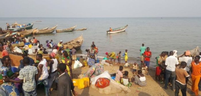 Los refugiados congoleños desembarcan en Sebarogo, un pequeño pueblo portuario en el distrito de Hoima, en Uganda. A mediados de febrero, llegaron hasta 3.000 personas en un solo día.MSF