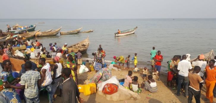 Los refugiados congoleños desembarcan en Sebarogo, un pequeño pueblo portuario en el distrito de Hoima, en Uganda. A mediados de febrero, llegaron hasta 3.000 personas en un solo día.MSF