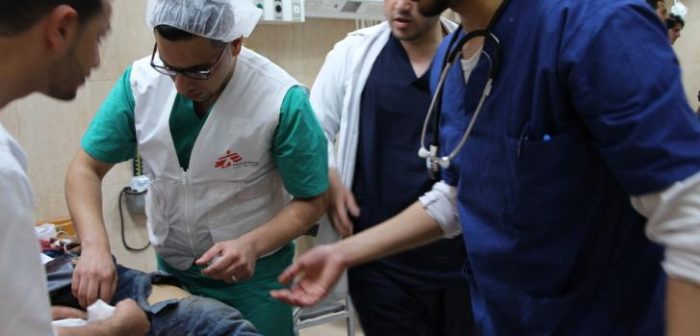 Nuestro equipo formado por un cirujano, un anestesista y un instrumentador quirúrgico dan apoyo al hospital de Alqsa, ante la afluencia masiva de heridos de bala.Laurie Bonnaud/MSF