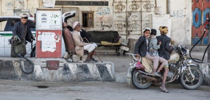 "Los yemeníes también están muriendo porque no tienen dinero para pagar el transporte que les permitiría llegar a las pocas instalaciones de atención médica que aún están abiertas en el país." Khamer, gobernación de Amran, Yemen. Marzo 2018.Agnes Varraine-Leca/MSF