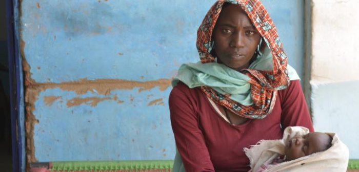Zarga, de 20 años, es de Sudán del Sur y tiene dos niños. Ahora se encuentra en el centro de salud de MSF en el campo de Kario, Sudán, donde su hija de seis meses recibe atención médica.MSF/Jinane Saad