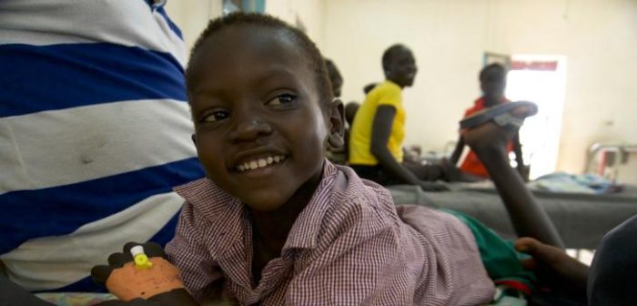 Mande recibe tratamiento contra una infección del tracto respiratorio en nuestra clínica del campo de refugiados de Doro, en Sudán del Sur. Sarah Murphy/MSF