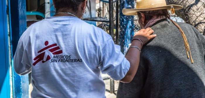 Una médica ayuda a una paciente a ingresar a la consulta durante una de las clínicas móviles de MSF en un pueblo en el estado de Guerrero.Juan Carlos Tomasi/MSF