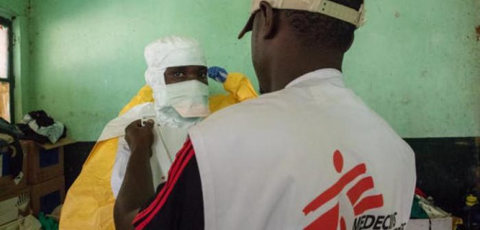 Profesionales de MSF se preparan en el Centro de Tratamiento de Ébola en Bikoro. 
MSF/Louise Annaud