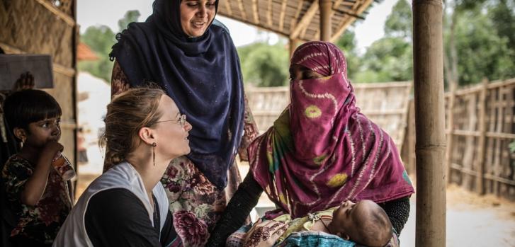 Consulta en el el asentamiento de refugiados rohingyas de Hakimpara, en Bangladesh. La mayor parte de los más de 700.000 refugiados provienen de la provincia de Rakhine en la vecina Myanmar.Pablo Tosco/Angular