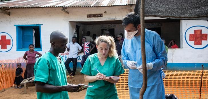 La doctora Pauline Vetter, Luis Encinas y Josué, promotor de la salud, discuten el caso de un niño pequeño, contacto de un paciente de Ébola y que muestra signos de fiebre, en Ikoko, en República Democrática del Congo (junio de 2018)Louise Annaud/MSF