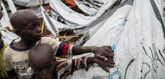 Dos niños junto a un refugio destruido dentro de un campamento de desplazados internos en la ciudad de Pulka, al noreste de Nigeria.Igor G. Barbero/MSF
