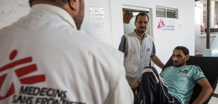 Palestinos que fueron heridos por el ejército israelí llegan para los cuidados post-operatorios a la clínica de MSF en Gaza. Foto del 6 de Junio de 2018.Heidi Levine/Sipa Press