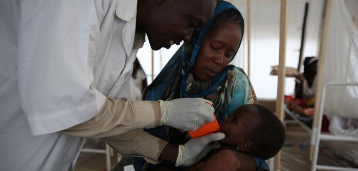 Un enfermero de MSF monitorea a un niño admitido en la guardia. Los pacientes más graves necesitan ser monitoreados cada 30 minutos y, aquellos que presentan una gran mejoría, cada 4 horas. 
Mohammad Ghannam/MSF