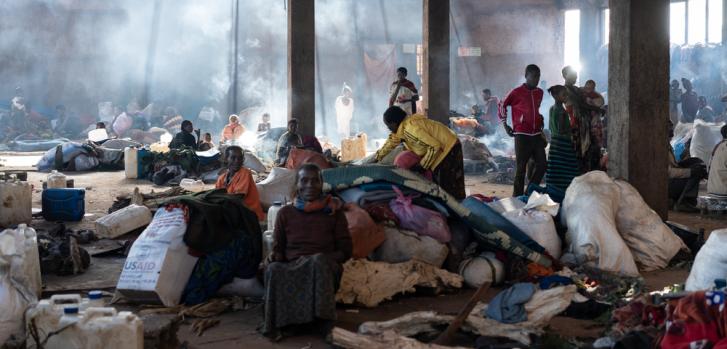 Dentro de una escuela que se convirtió en un refugio habitado por los desplazados internos en Gedeo. Lugares como este no están preparados para que los habiten, se encuentran sobrepoblados y con malas condiciones de higiene.MSF/Gabriele François Casini