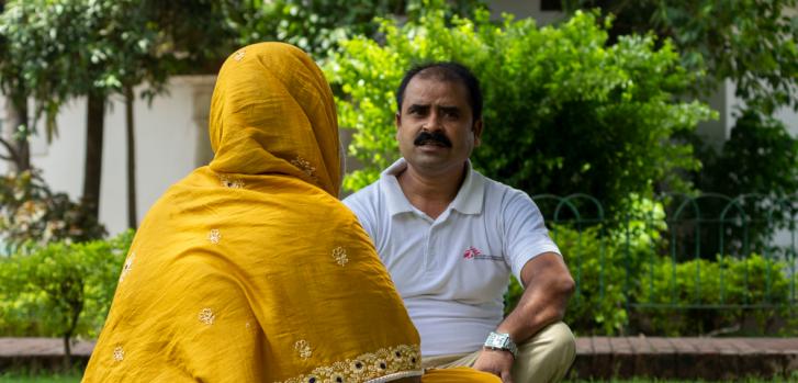 Zoya, una paciente que ha sido tratada por una coinfección de VIH, kala azar y tuberculosis, hablando con Chavvi Kumar, Promotor de la Salud de MSF.MSF/Vaishnavi Singh