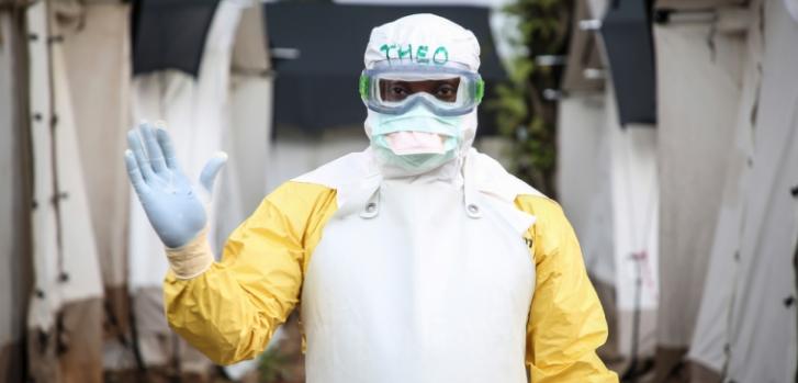 El Dr. Theo trabajando para Médicos Sin Fronteras en República Democrática del Congo, con su traje protector contra el Ébola.Carl Theunis/MSF