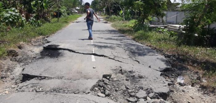 Las rutas dañadas por el terremoto de magnitud 7.7 que golpeó la provincia de Célebes Central el 28 de septiembre. Dirna Mayasari/MSF